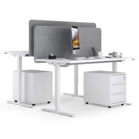 Duo de bureaux réglables avec panneaux acoustiques gris centraux – espace de travail ergonomique