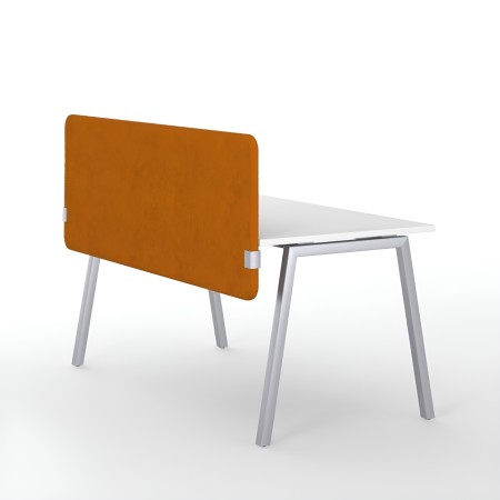 Écran acoustique orange monté sur un bureau individuel – ambiance chaleureuse et fonctionnelle