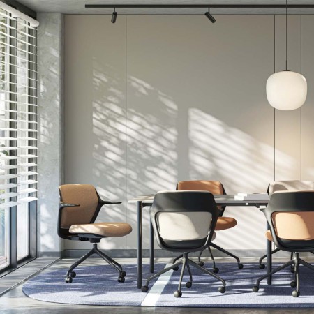 Salle de réunion équipée de chaises OFY visiteur à roulettes