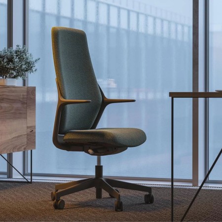 Chaise OFY à un bureau dossier haut