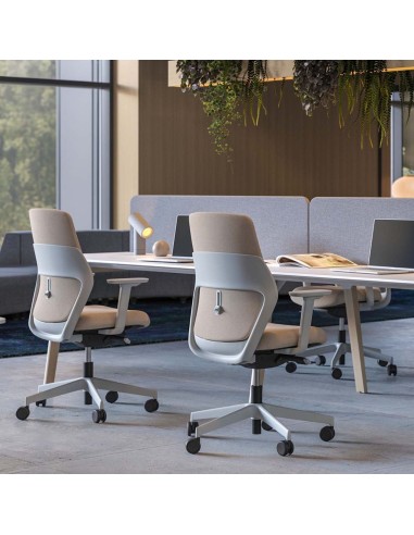 Chaise de bureau blanche ergonomique dans un espace de réunion contemporain.