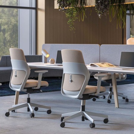 Chaise de bureau blanche ergonomique dans un espace de réunion contemporain.