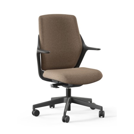 Chaise ergonomique marron en profil latéral avec accoudoirs.