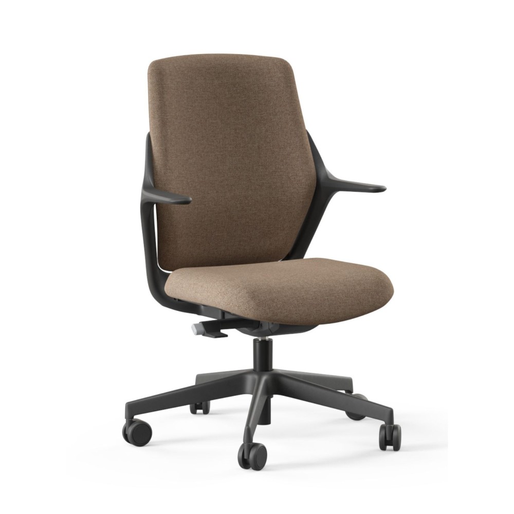 Chaise de bureau ergonomique marron avec dossier incurvé et base à roulettes, parfaite pour un confort optimal au travail.