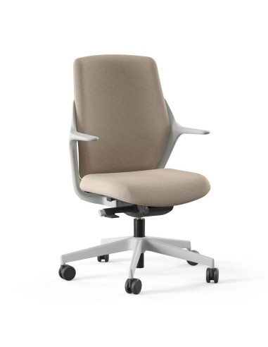 Élégante chaise de bureau beige avec piètement blanc et design ergonomique, idéale pour les environnements modernes.