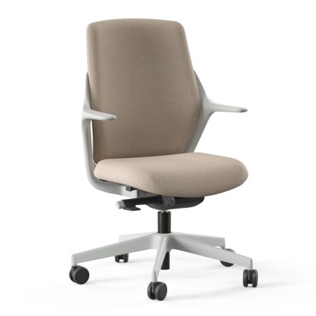 Élégante chaise de bureau beige avec piètement blanc et design ergonomique, idéale pour les environnements modernes.