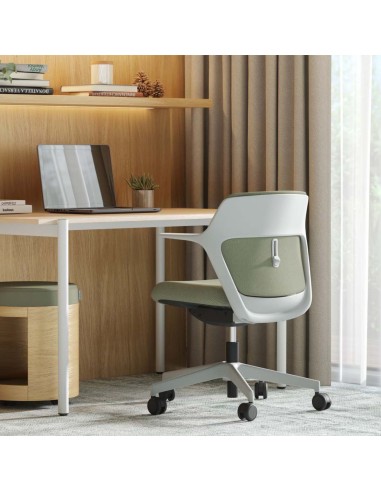 Chaise blanche dans bureau moderne OFY