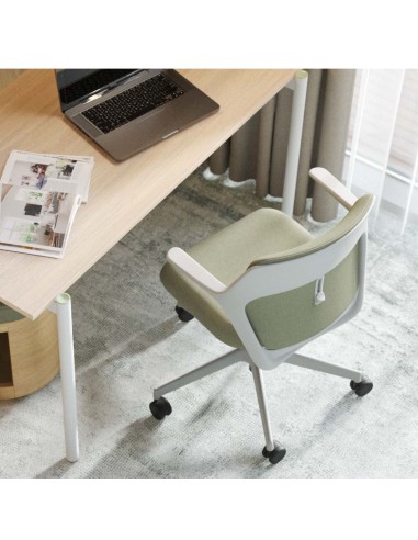Chaise blanche sous un bureau en bois clair