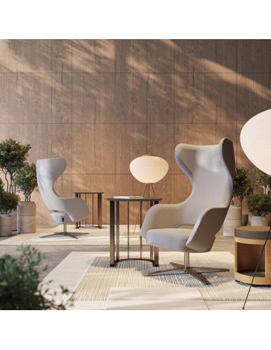 Fauteuil modèle Sandie pivotant à oreilles dans un espace lounge chaleureux	