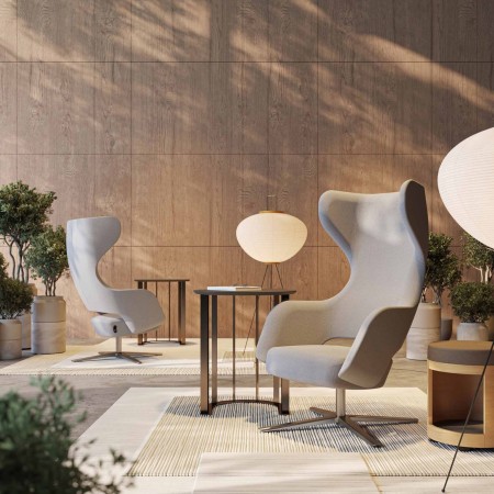 Fauteuil modèle Sandie pivotant à oreilles dans un espace lounge chaleureux	