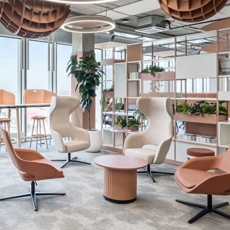 Sièges lounge Sandie autour d’une table basse ronde dans hall accueil 