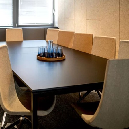 Assise North Cape bleu clair sans accoudoirs, vue 3/4 dynamique – North Cape 2