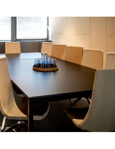 Salle de réunion contemporaine meublée avec des modèles North Cape – North Cape