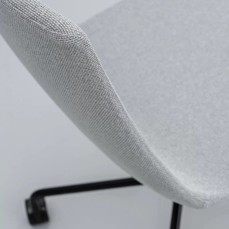 Zoom sur l’assise rembourrée de la chaise North Cape – revêtement tissu haut de gamme.