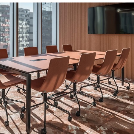 Chaise de conférence North Cape avec piètement mobile et coque tissu – vue produit en studio. 2