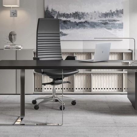 Chaise en cuir noir dans un bureau design avec table en verre. North Cape 