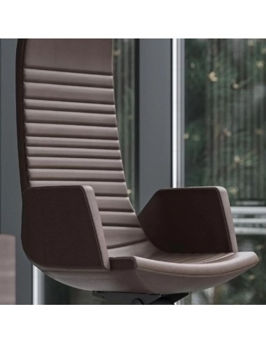 	Chaise noire en position inclinée, vue latérale, ambiance cosy. North Cape