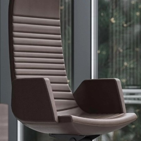 	Chaise noire en position inclinée, vue latérale, ambiance cosy. North Cape