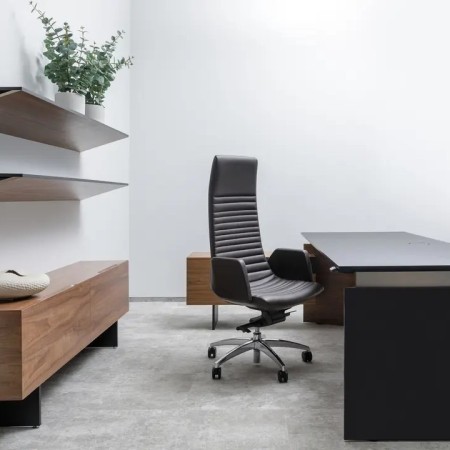 Chaise de bureau camel dans un bureau à domicile moderne.	North Cape