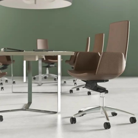 Mise en situation de deux chaises North Cape en cuir brun, parfaites pour une salle de réunion élégante et fonctionnelle.