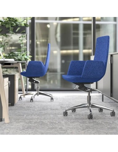 Ambiance dynamique avec deux chaises North Cape en tissu bleu, piètement à roulettes et accoudoirs rembourrés. Convient aux espa