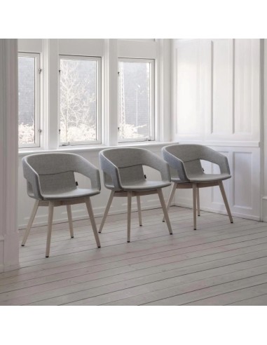 Ensemble de chaises TWIST&SIT avec pieds bois dans un espace d’accueil – idéale pour salles d’attente ou salons professionnels.