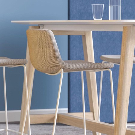 Tabouret TWIST&SIT bois et tissu – alliance naturelle pour espaces chaleureux et contemporains.