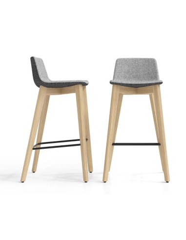  Vue de face et de profil de deux tabourets TWIST&SIT en bois – 64 cm et 74 cm