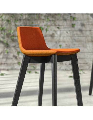 Tabouret design avec assise tissu orange et pieds bois noirs – TWIST&SIT