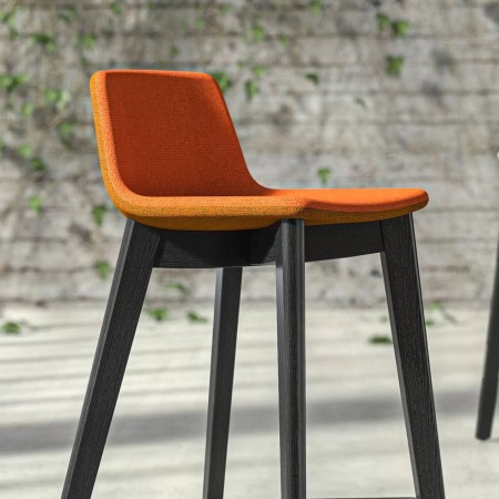 Tabouret design avec assise tissu orange et pieds bois noirs – TWIST&SIT