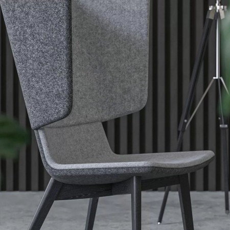 Zoom sur le dossier haut isolant et les lignes douces du fauteuil