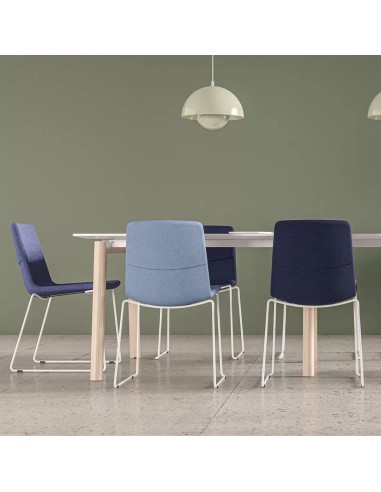 Chaises TWIST&SIT sans accoudoirs avec piètement blanc dans salle de réunion