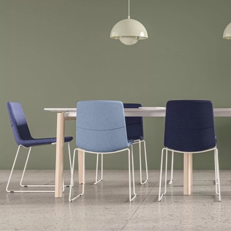 Chaises TWIST&SIT sans accoudoirs avec piètement blanc dans salle de réunion