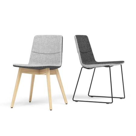 Chaises TWIST&SIT avec piètements variés : bois clair et traîneau noir