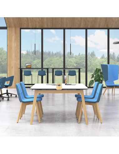 Chaises TWIST&SIT bois clair autour d’une grande table de réunion