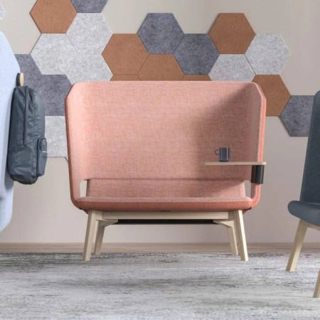 Canapé TWIST&SIT Soft dossier haut piètement bois clair en espace d’accueil