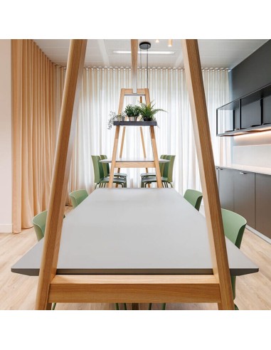 Aménagement lounge avec tabourets hauts Polytone L vert pastel