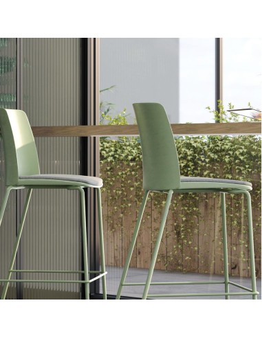 Tabourets hauts Polytone L vert pastel dans une cafétéria moderne
