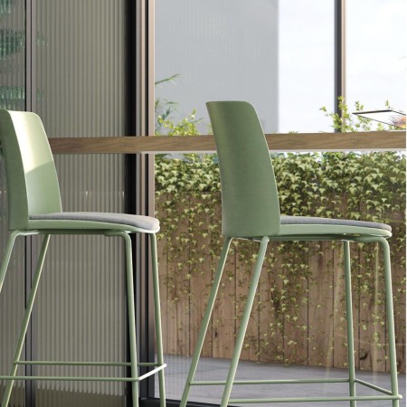 Tabourets hauts Polytone L vert pastel dans une cafétéria moderne