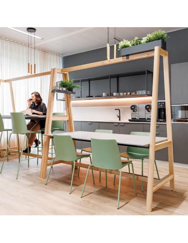 Chaise Polytone L verte autour d'une table haute avec structure bois – ambiance coworking