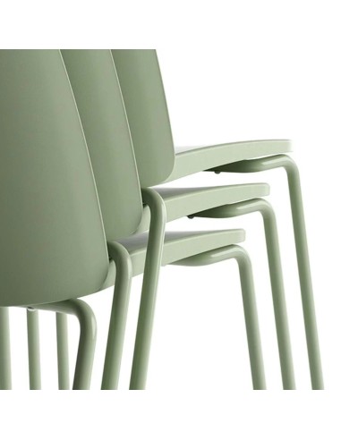 Zoom sur dossier et piètement de chaises empilées Polytone L
