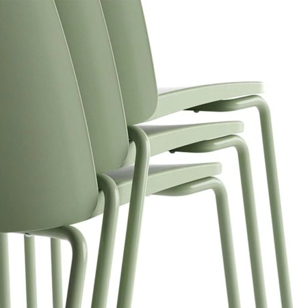 Zoom sur dossier et piètement de chaises empilées Polytone L