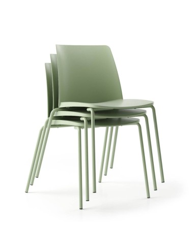 Chaises empilées Polytone L avec piètement fin – vue de face