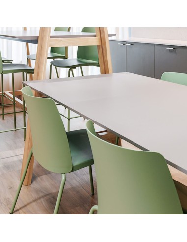 Chaise Polytone L verte dans un espace de réunion convivial et moderne