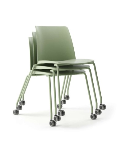 Chaises Polytone L vertes à roulettes empilées – vue latérale