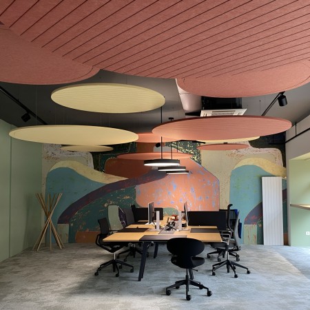 Panneaux ronds acoustiques pour plafonds de bureaux avec finition lisse ou rayée