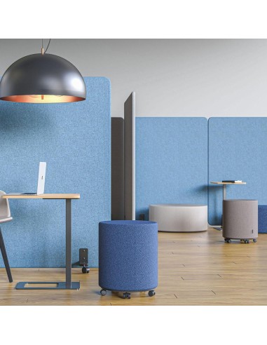 Panneaux acoustiques bleus dans un bureau flexible avec mobilier sur roulettes