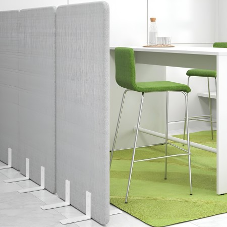 Panneaux acoustiques sur pied connectés par pièces métalliques – configuration modulaire