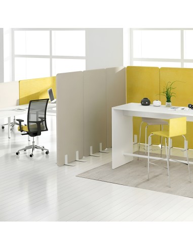 Séparateurs acoustiques beige et jaune pour open space lumineux et structuré