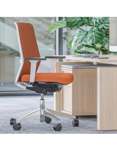 Chaise de bureau orange sur roulette avec piètement en aluminium et accoudoirs